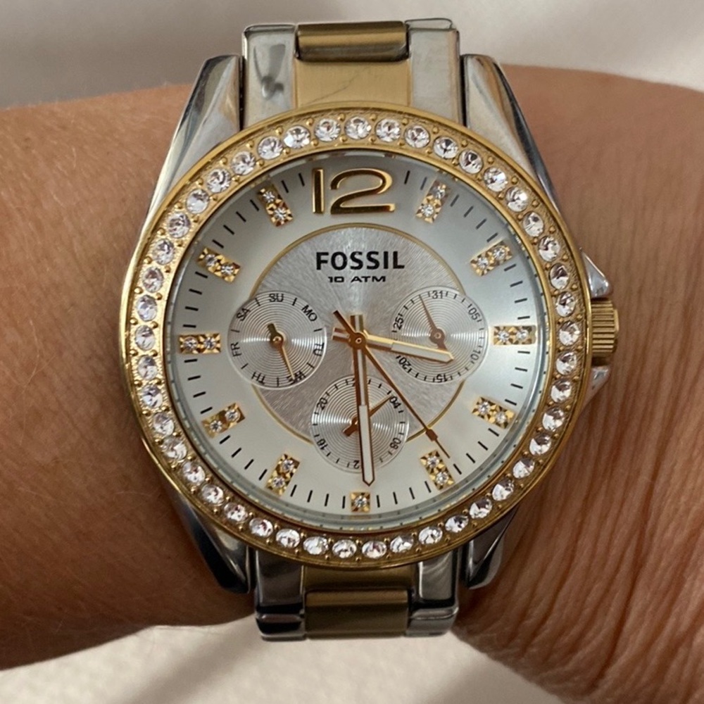 🥰Fossil woman’s stainless steel/ gold color w/ quartz